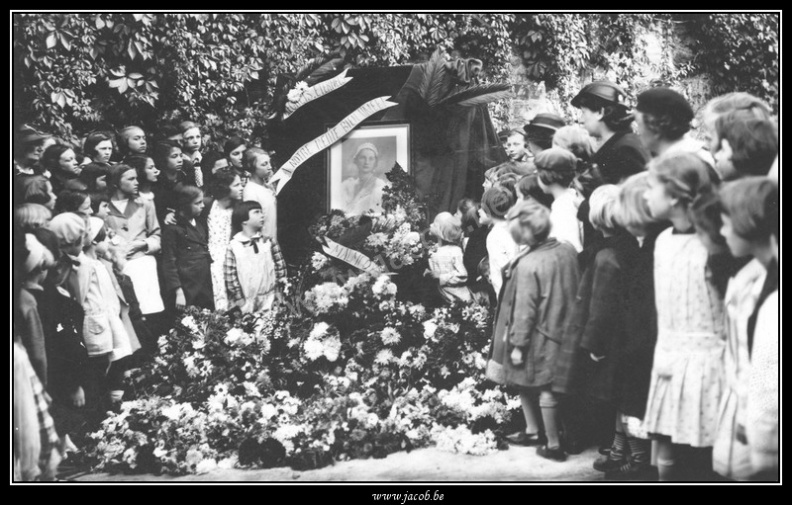 009-Place de Rome, mémorial Reine Astrid (1934).jpg