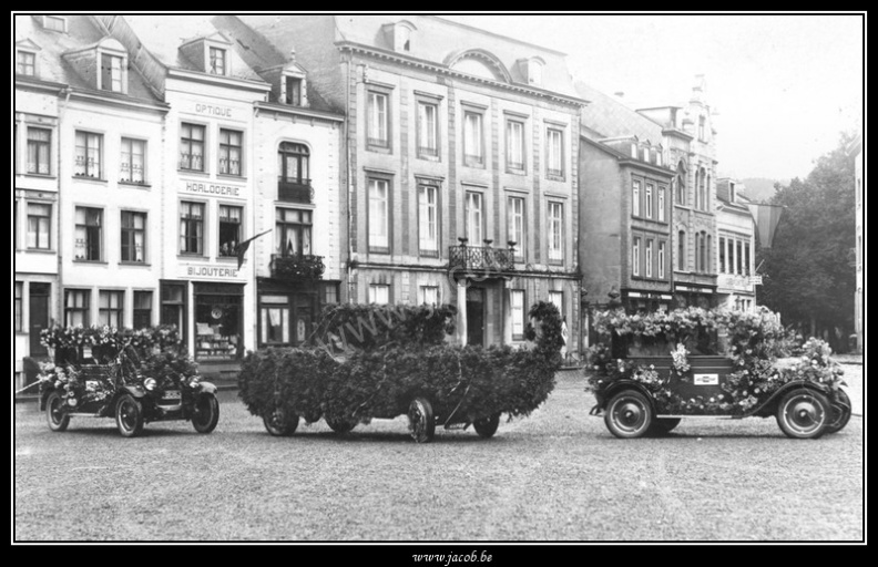 010-Place du marché - Corso fleuri du 15 aout (avant guerre).jpg