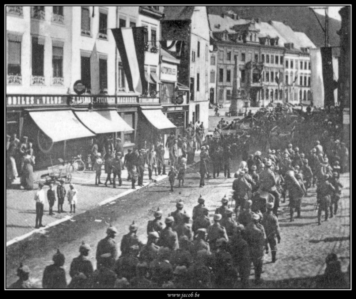 004-Chemin rue, défilé prussien (30-08-1914).jpg