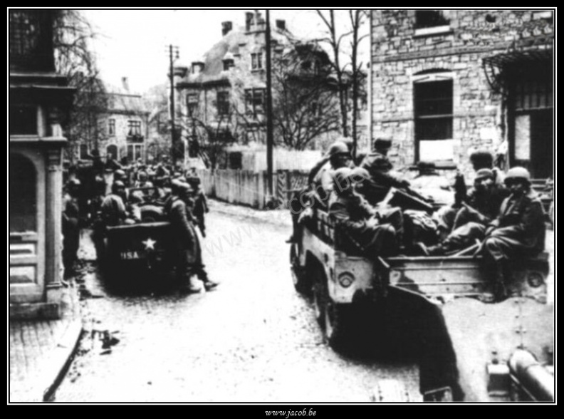 009-Rue de la gare, Vehicules et soldats US.jpg