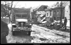 053-Rue devant les grands moulins, camion funéraire GMC de la 30 US Inf