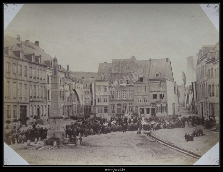 018-Vue du marché de Malmedy, pendant la procession.jpg