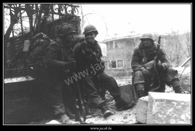 004-Chatelet, Trois soldat US devant la villa Steisel et villa Maria.jpg
