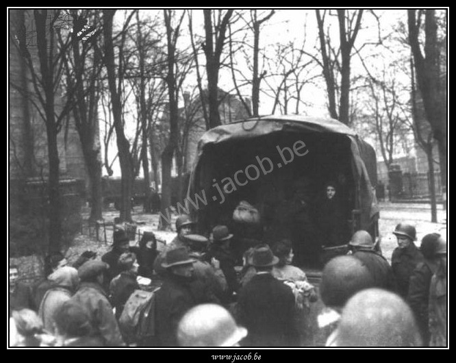 012-Place du Chatelet, Embarquement de civils