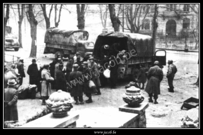 013-Place du Chatelet, Embarquement de civils